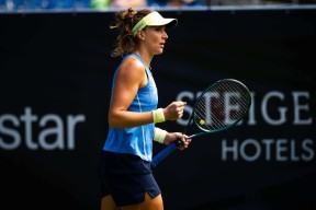 九游App下载-阿扎伦卡重返赛场，领先优势明显首场状态出色，瑞士队观众沸腾！